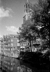 853000 Gezicht op de Oudegracht te Utrecht, vanaf de Gaardbrug, met links de huizen aan de Donkere Gaard en op de ...